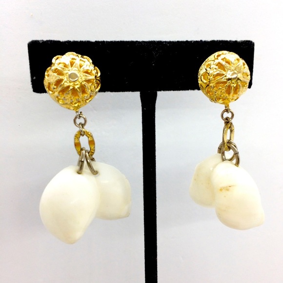 VINTAGE LES BERNARD SEA SHELL CLIP ON EARRINGS GOLD TONE ORNATE DANGLE - Picture 1 of 12